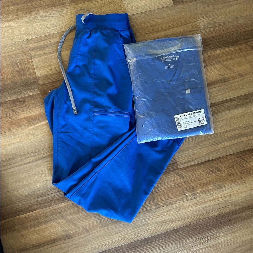 BOGO DEAL                      
Fabletics Royal Blue Performance Top & Joggers